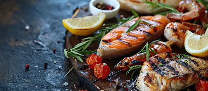 Assortiments de poissons sur une plancha.