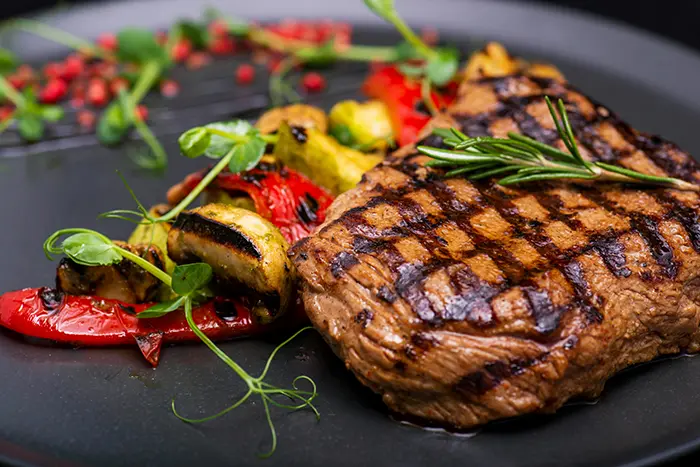 Bavette cuite dans plancha émaillé.