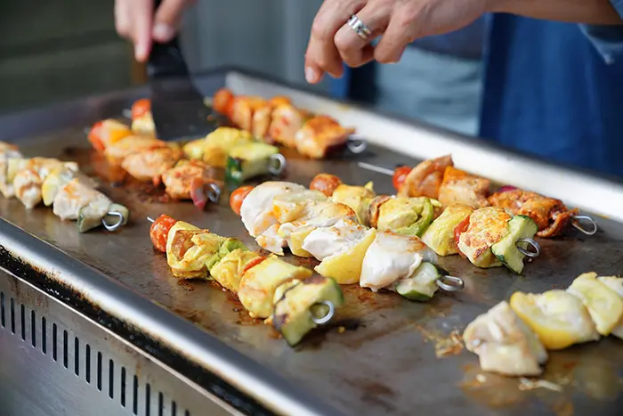 Brochette de poissons sur plancha chrome dur.